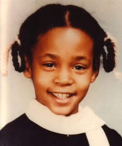 Tóc tết hai bên cùng nụ cười rạng rỡ của ngôi sao Hollywood Whitney Houston thời nhỏ trông thật dễ thương.