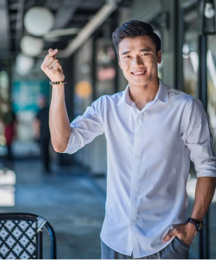 Sau khi Văn Lâm bị loại, Bùi Tiến Dũng trở thành thủ môn số 1 của ĐT U23 Việt Nam và với vẻ điển trai của mình, anh chàng người Thanh Hóa này gắn liền với biệt danh "thủ môn quốc dân".