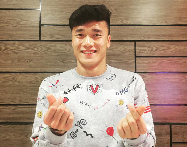 Nếu như Văn Lâm là đại diện cho vẻ ngoài lai Tây thì Tiến Dũng lại mang đến vẻ đẹp khiến hội chị em không ngừng like ảnh thủ môn này mỗi khi đăng tải.