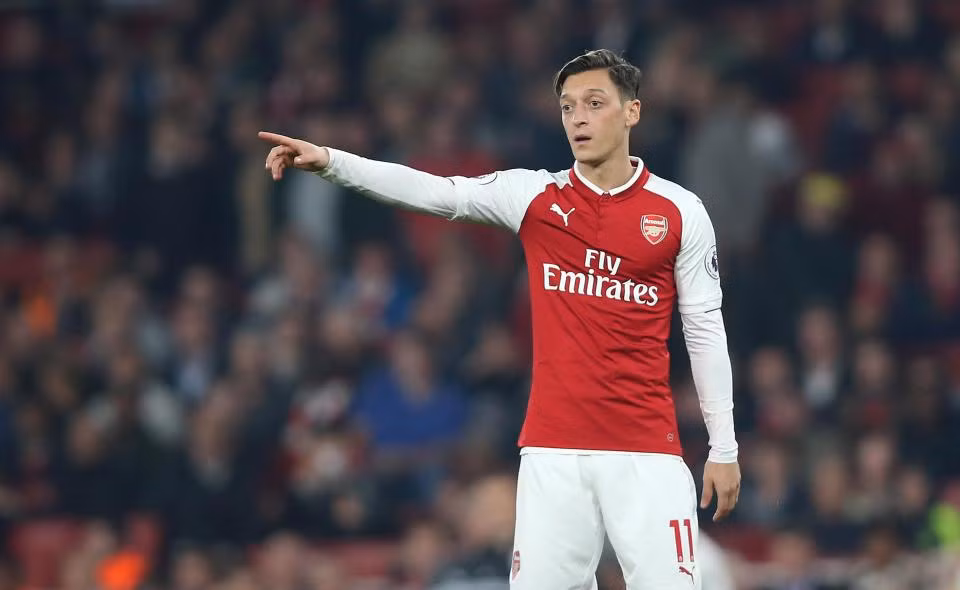 Ozil gật đầu về M.U: Theo thông tin chuyển nhượng bóng đá mới nhất từ tờ Independent, HLV Mourinho rất tự tin vào khả năng thuyết phục Ozil đầu quân cho Quỷ đỏ hè tới, khi anh trở thành cầu thủ tự do. Các cuộc đàm phán gia hạn giữa ngôi sao người Đức và Arsenal đã bị đình lại vì rắc rối liên quan đến vấn đề lương bổng. Bản thân Ozil cũng không còn mặn mà ở lại sân Emirates vì liên tục rơi vào cảnh "đói" danh hiệu. Ảnh: Independent