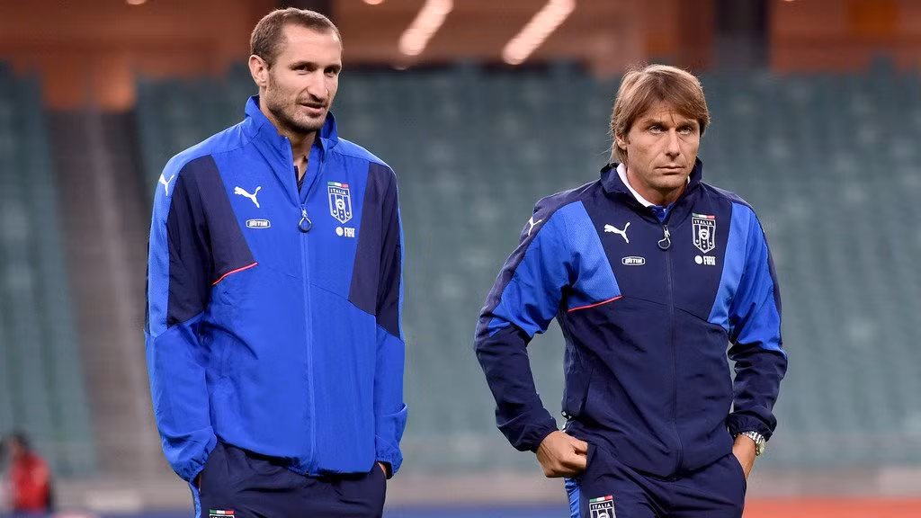 Chelsea chờ ký Chiellini: Chelsea và HLV Antonio Conte đang có kế hoạch lấy Chiellini vào mùa Hè năm sau, sau khi cầu thủ này hết hạn hợp đồng với Juventus. Mặc dù vừa lấy Rudiger từ Roma, Conte vẫn luôn muốn tái ngộ Chiellini tại Chelsea. Đã 33 tuổi, nhưng Chiellini vẫn được đánh giá có thể chơi bóng đỉnh cao thêm vài năm nữa. Ảnh: Calcio