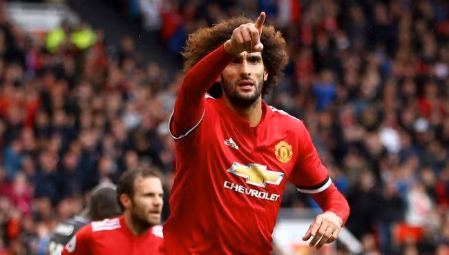 M.U phải tăng lương cho Fellaini nếu muốn gia hạn: Lãnh đạo M.U biết rằng họ phải ký hợp đồng mới để giữ chân Marouane Fellaini, chàng "tóc xù" cho thấy rõ giá trị của mình như thế nào khi Jose Mourinho cần. Bản thân tiền vệ này luôn muốn ở lại Old Trafford, tuy nhiên anh sẽ không dễ dàng chấp nhận mọi điều khoản khi đôi bên đang ở giai đoạn thương thảo gia hạn. Theo The Sun, Fellaini hiểu rõ anh giá trị đến đâu. Ảnh: The Sun