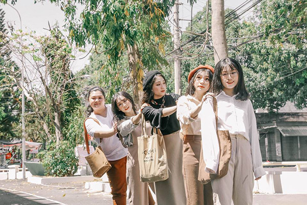 Bộ ảnh được chụp bởi cô bạn Phan Thị Hoài Phương (SN 1999, sinh viên Đại học Sư phạm TP.HCM, quê ở Kon Tum), cũng là người đã từng hiện bộ ảnh trước đây cho nhóm bạn. Sau khi xem và ấn tượng với bộ phim Tháng năm rực rỡ, cô bạn Hoài Phương đã lên kế hoạch để giúp nhóm bạn 10X này có một bộ ảnh thật ấn tượng.