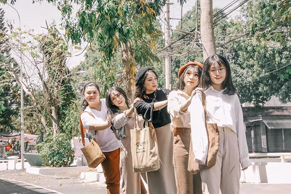 Bộ ảnh được chụp bởi cô bạn Phan Thị Hoài Phương (SN 1999, sinh viên Đại học Sư phạm TP.HCM, quê ở Kon Tum), cũng là người đã từng hiện bộ ảnh trước đây cho nhóm bạn. Sau khi xem và ấn tượng với bộ phim Tháng năm rực rỡ, cô bạn Hoài Phương đã lên kế hoạch để giúp nhóm bạn 10X này có một bộ ảnh thật ấn tượng.