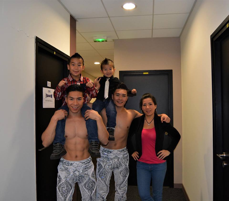 Quốc Cơ - Quốc Nghiệp vừa có phần trình diễn gây tiếng vang tại chung kết "Britain's Got Talent". Trước đó, hai anh em "hoàng tử xiếc" Việt Nam còn lập kỷ lục thế giới, giành vị trí á quân trong một show truyền hình của Đức. Tuy nhiên, ít ai biết rằng, chị gái của Quốc Cơ và Quốc Nghiệp cũng là một nghệ sĩ xiếc rất tài năng. Cô tên là Mỹ Phụng và hiện đang sinh sống tại Pháp. Trong ảnh, Quốc Cơ - Quốc Nghiệp chụp ảnh cùng với ba mẹ con Mỹ Phụng.