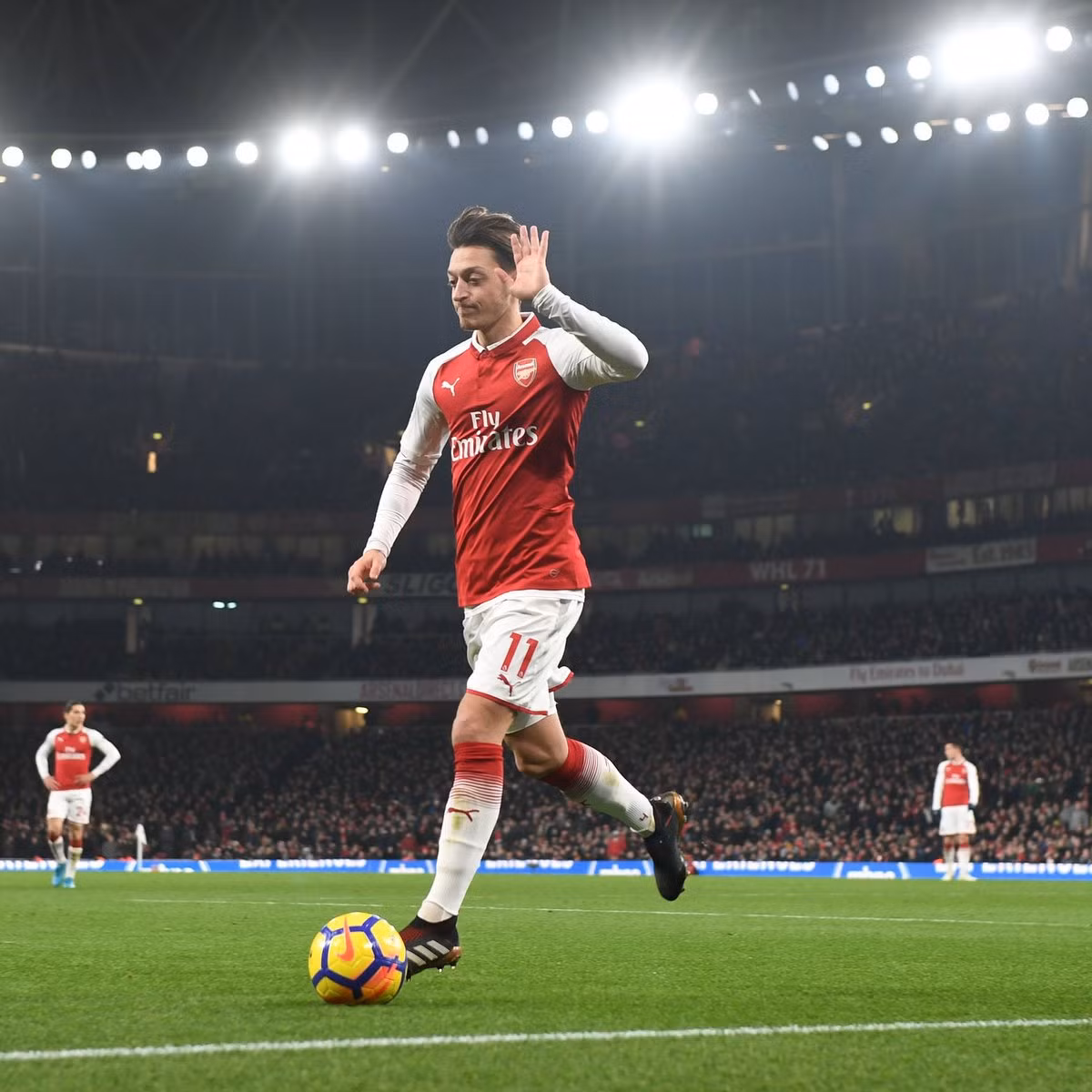 Tin chuyển nhượng cầu thủ từ báo chí Anh tiết lộ, Arsenal đã đưa ra lời đề nghị cho một bản hợp đồng mới có thời hạn 3.5 năm (đến tháng 6/2021) - được xem là cuối cùng giành cho Mesut Ozil. Ảnh: Mirror
