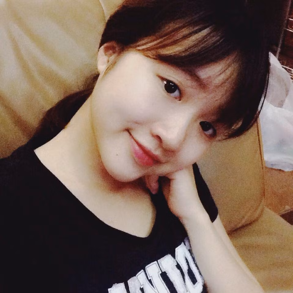 Cũng theo phân tích sâu sắc của nhiều người, trong bức ảnh chụp ở khu vực trang trại Daegwallyeong nổi tiếng tại Pyeongchang, Hàn Quốc, dù bị che mặt nhưng chính chiếc áo khoác cam và đôi giày đen đã làm lộ rõ danh tính chàng trai khá tình cảm bên Nhuệ Giang là Xuân Trường.