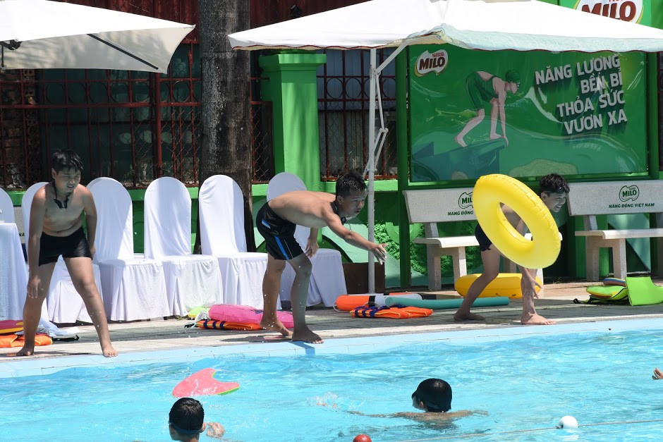 Trong Lễ phát động chương trình Bơi an toàn, phòng chống đuối nước cho trẻ nhỏ của mình, Tổng cục Thể dục thể thao đã đưa vào những kiến thức hết hết sức bổ ích để giúp các bạn trẻ bảo vệ mình và cũng là cứu hộ, cứu nạn khi có sự việc nguy cấp liên quan đến đuối nước xảy ra.