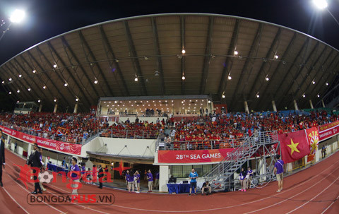 CĐV Việt Nam phủ đỏ các khán đài của sân Bishan.