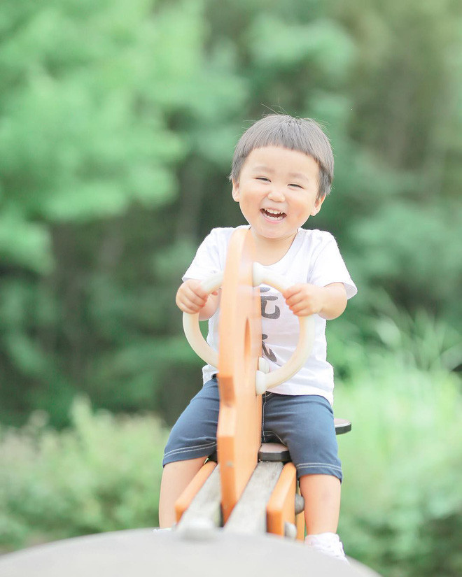  Cậu nhóc Nhật Bản - Masahiro Souta năm nay 3 tuổi. Từ việc bị mẹ lôi ra là "người mẫu bất đắc dĩ", Souta trở thành nhân vật được nhiều dân mạng yêu mến và không ngừng "hóng" từng bức ảnh được ra mắt.