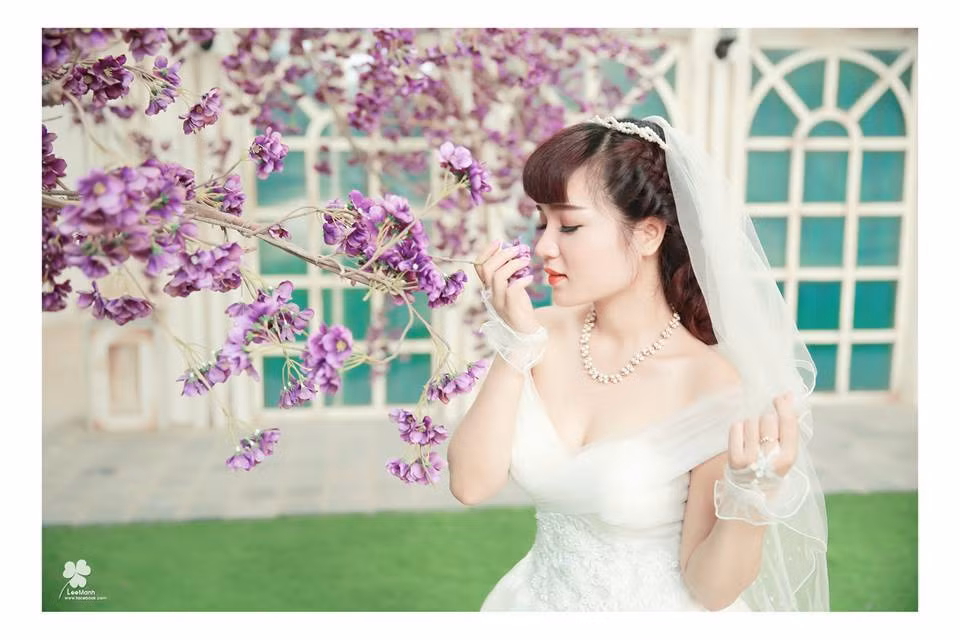 Do lễ cưới diễn ra cận ngày đội bóng chuẩn bị tập trung trở lại cho giai đoạn lượt về, Đình Tùng và vợ đã quyết định để sau khi mùa giải kết thúc sẽ đi trăng mật. Sau đám cưới Vân sẽ chuyển hẳn về Thanh Hóa làm việc để chăm lo cho gia đình nhỏ, để cho vị phu quân của mình yên tâm chinh chiến trên các sân cỏ tại V.League 2015. Ảnh: FBNV.