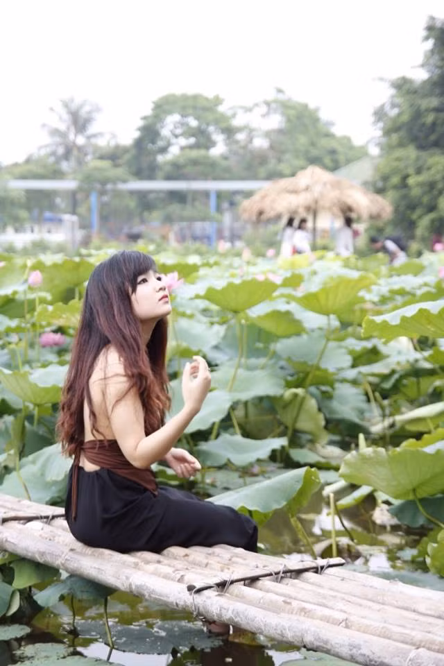 Bộ ảnh chụp với hoa sen được Vân thực hiện một năm trước đây.