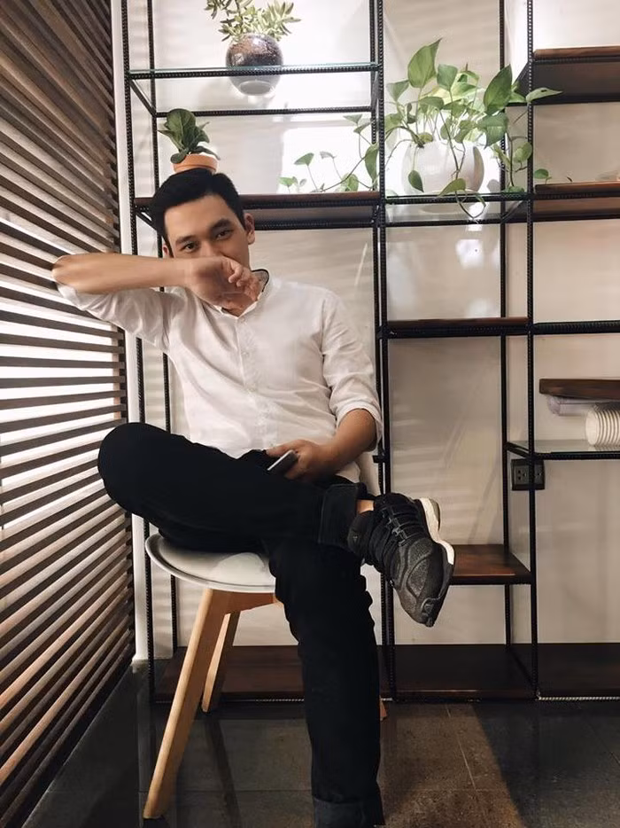 Trà Duy xuất hiện trong clip giao hàng của khách hàng trong dáng vẻ cao to, rắn rỏi chạy mô tô phân khối lớn. Trước vẻ điển trai của anh chàng này, người nhận hàng không kìm được lòng, ra tay hào phóng đưa luôn tờ 500 ngàn và "tặng" luôn cho anh chàng đẹp trai số tiền còn lại.