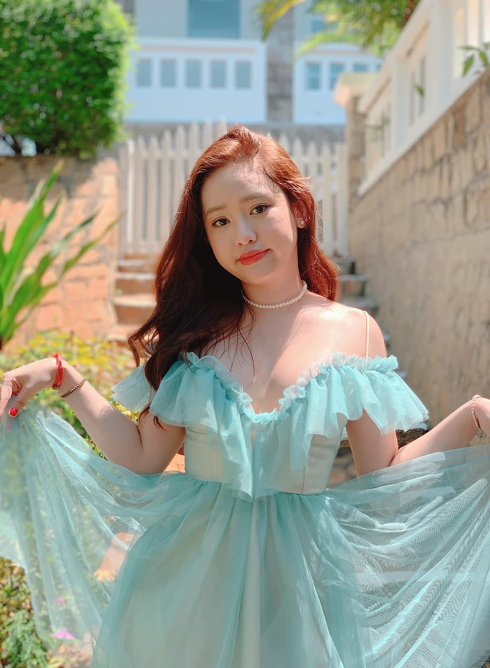 Mới đây, người ta còn phát hiện ra hot girl Thúy Vi hóa ra còn có biệt tài khác. Đó chính là biến hóa khuôn mặt khiến mọi người chẳng biết đâu mà lần.