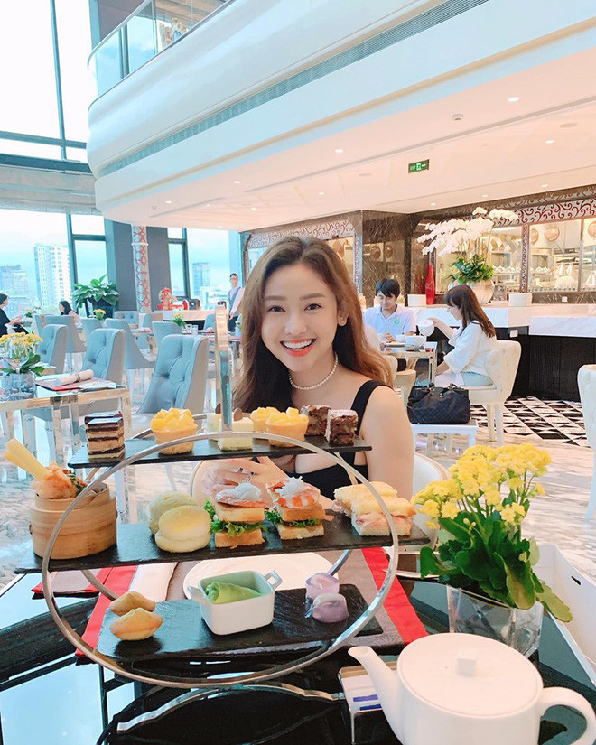 Trước đó, không ít lần Thúy Vi từng bị dân mạng bóc phốt rằng lạm dụng công cụ sửa ảnh quá đà nên tạo ra sự "ảo diệu".