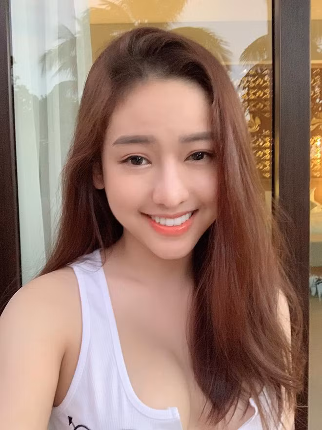 Đặc biệt, hậu PTTM, vẻ đẹp của Thúy Vi càng thêm sắc sảo, đặc biệt là đường "đâu ra đấy" trên cơ thể.