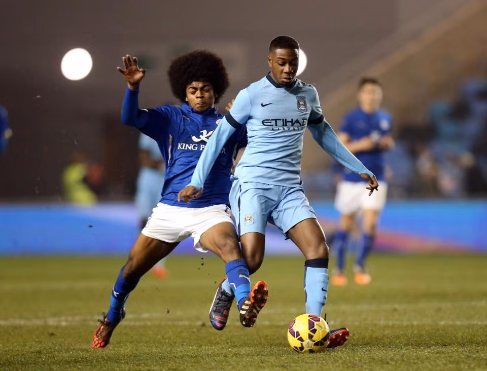 Dortmund hút máu Man City: Theo thông tin chuyển nhượng bóng đá mới nhất đến từ đội bóng Đức, Không lâu sau khi chiêu mộ thành công Jadon Sancho, Dortmund tiếp tục rút ruột lò đào tạo của Man City bằng việc chiêu mộ tài năng trẻ Denzeil Boadu. Ảnh: Goal