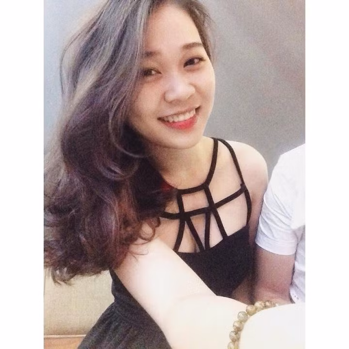 Cũng chính cô hot girl hàng rong này là người mẫu cho những sản phẩm mà shop thời trang online của mình buôn bán.