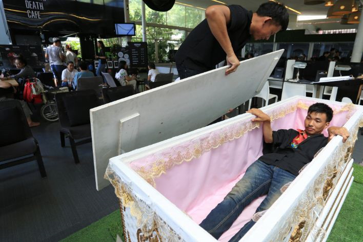 Quán còn có một thử thách nhỏ cho những khách hàng muốn trải nghiệm. Đó là nằm trong quan tài với nắp đóng trong vòng 3 phút sẽ được tặng 20 Baht Thái (khoảng 14.000 đồng). Số tiền thưởng không lớn song có khá nhiều người muốn tham gia trải nghiệm "có một không hai" này.