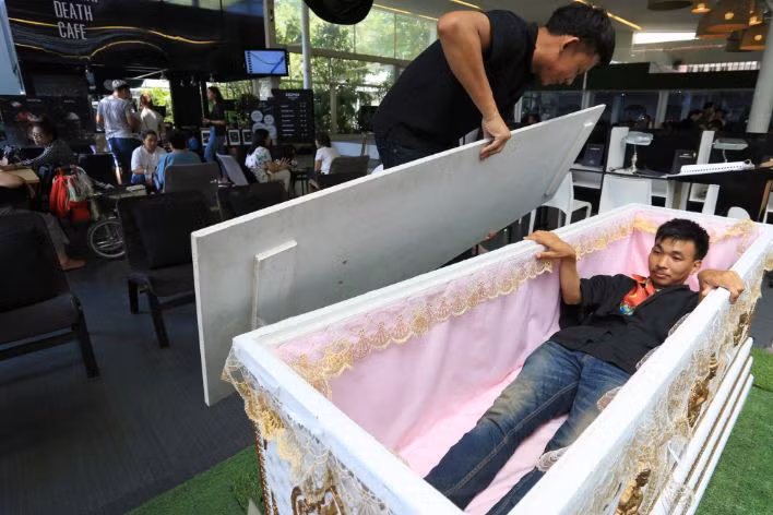 Quán còn có một thử thách nhỏ cho những khách hàng muốn trải nghiệm. Đó là nằm trong quan tài với nắp đóng trong vòng 3 phút sẽ được tặng 20 Baht Thái (khoảng 14.000 đồng). Số tiền thưởng không lớn song có khá nhiều người muốn tham gia trải nghiệm "có một không hai" này.