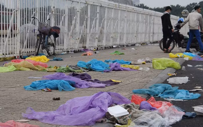 Ngay sau khi được đăng tải những hình ảnh trên được dân mạng chú ý và đã nhận không ít lời nhận xét. Đa phần đều cho rằng đó là hành vi thiếu ý thức và cần phải đưa ra để góp ý.