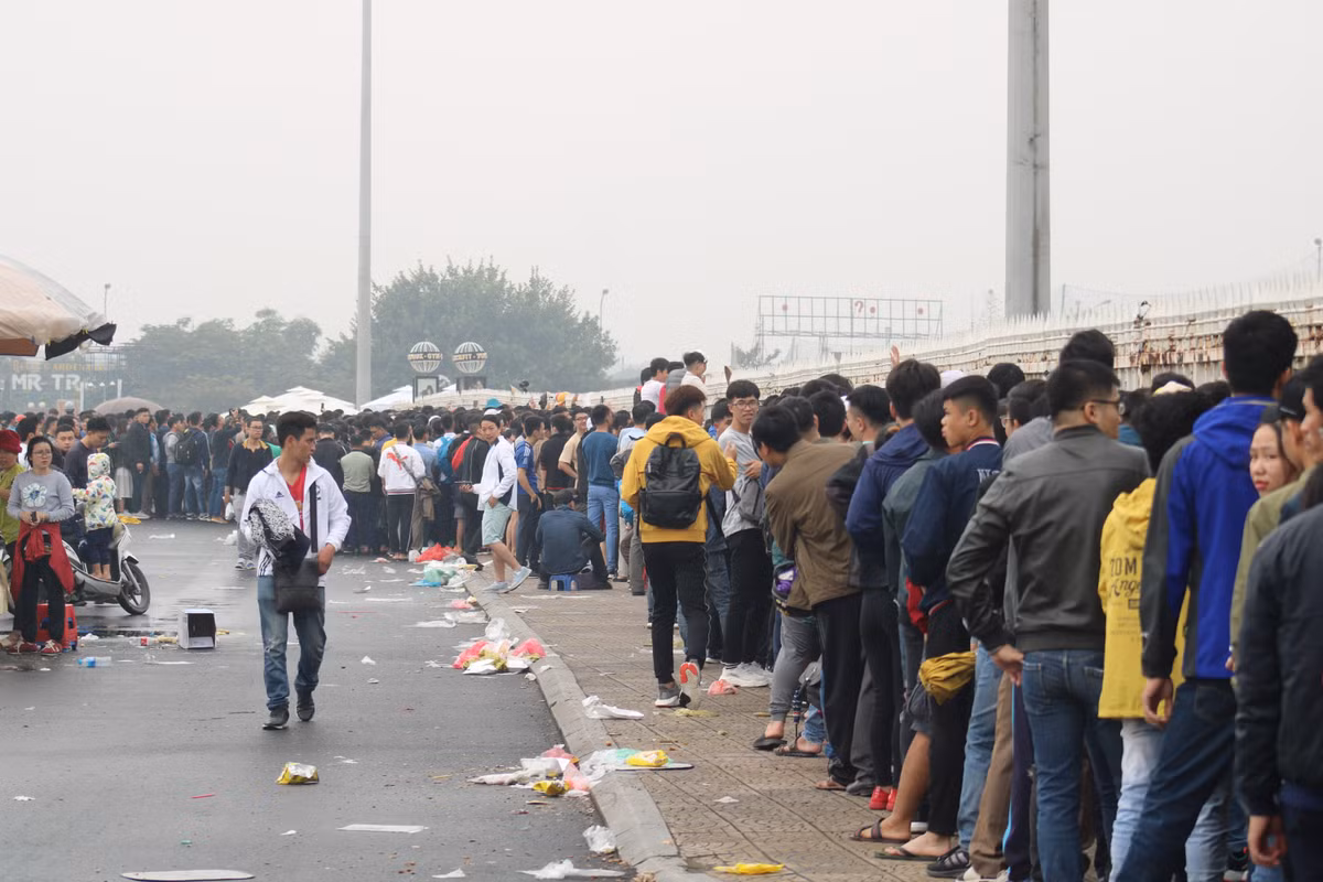 Những lời kêu gọi đừng xả rác, hãy làm sạch chỗ ngồi được viết lên nhưng chẳng mấy ai đồng ý thực hiện sau những trận đấu ở SVĐ Mỹ Đình.