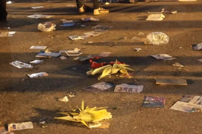 Cả một biển rác mà chỉ nhìn vào cũng đã thấy "hoa mắt chóng mặt" thực sự và thương thay cho những người công nhân vệ sinh môi trường phải xử lý chúng.