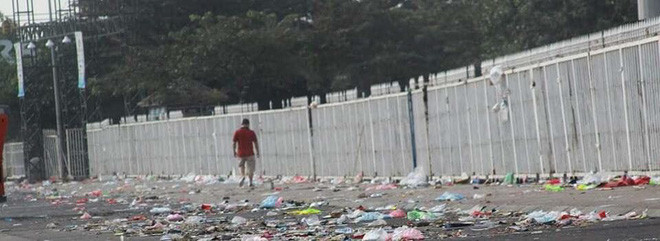 Nỗi buồn đi sau niềm vui chiến thắng của đội tuyển Việt Nam tại AFF Suzuki Cup 2018 đó chính là sau trận đấu, SVĐ Mỹ Đình ngập trong rác thải. Điều này đến là do hành vi thiếu ý thức của đại bộ phận NHM.