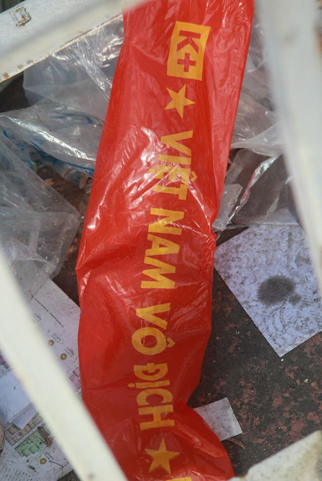 Những bức hình đi kèm càng khiến người ta ngao ngán hơn. Rác ở khắp mọi nơi, từ vỏ ni lông, túi giấy, hộp mì, vỏ hoa quả.