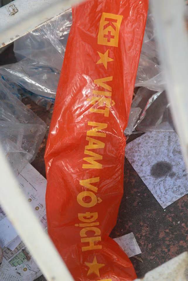 Những bức hình đi kèm càng khiến người ta ngao ngán hơn. Rác ở khắp mọi nơi, từ vỏ ni lông, túi giấy, hộp mì, vỏ hoa quả.