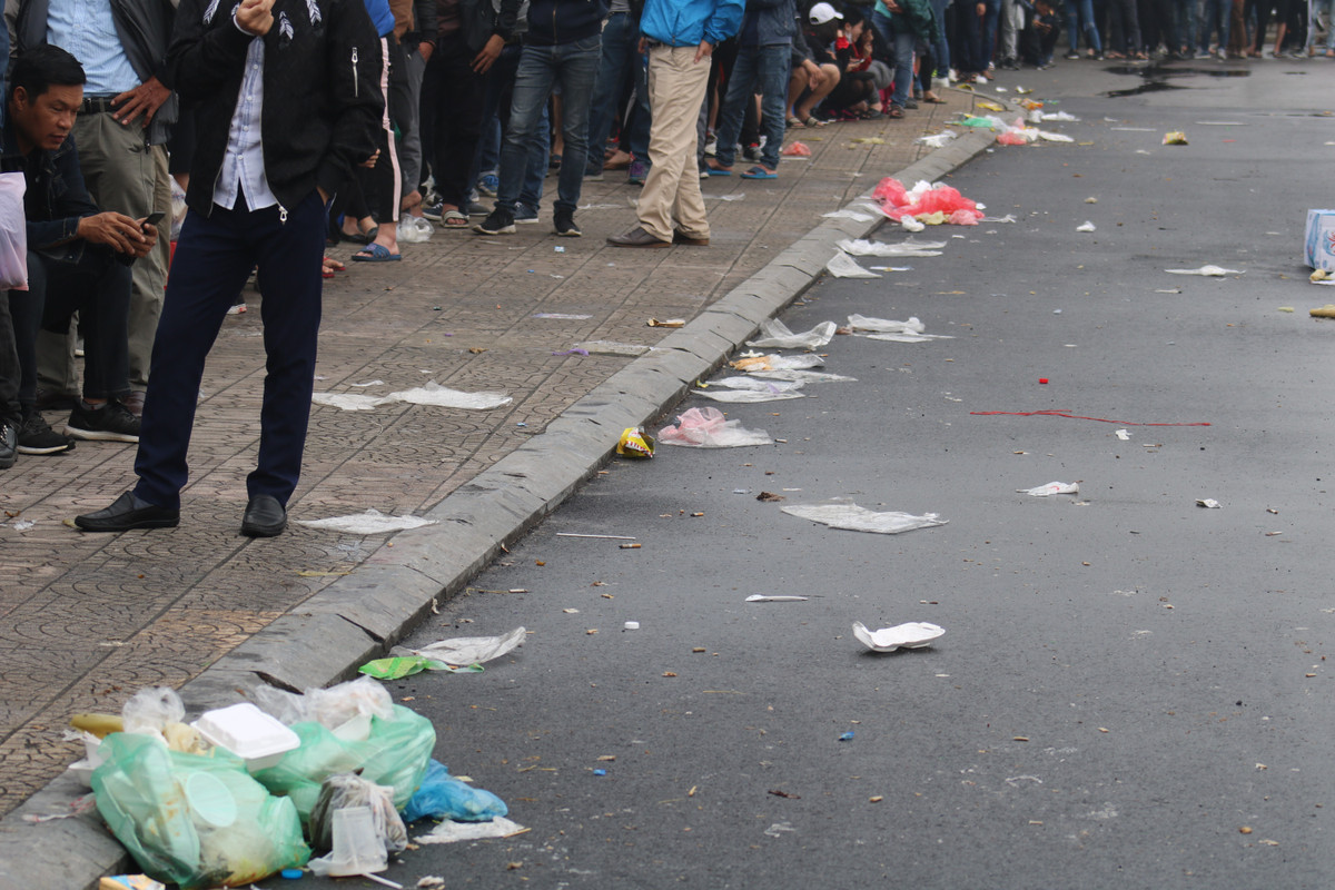 Sau mỗi trận đấu hay sau sự kiện lớn ở Mỹ Đình, rác vẫn ngập tràn khắp mọi nơi. Khung cảnh thực sự kinh khủng khiến nhiều người phải hoa mày chóng mặt.