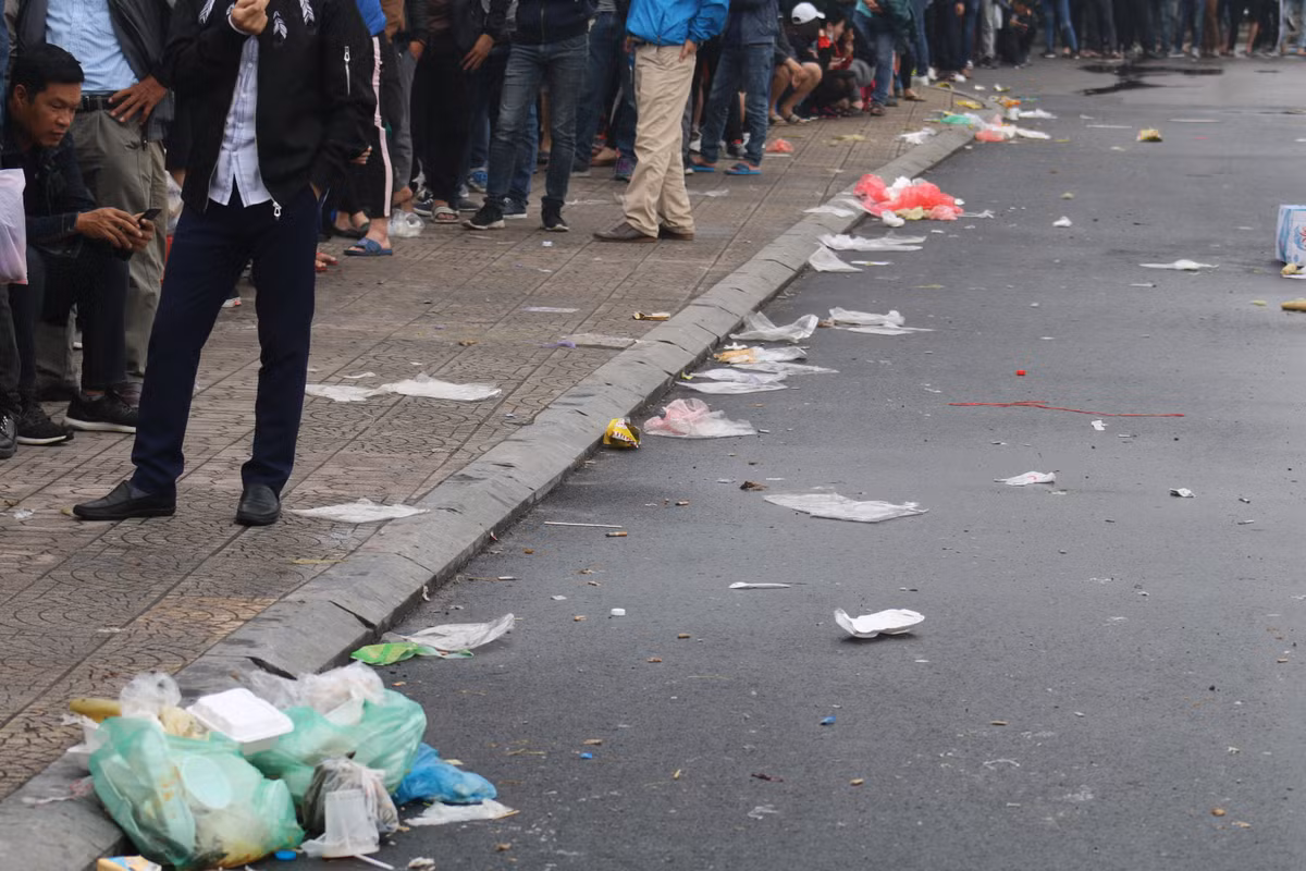 Sau mỗi trận đấu hay sau sự kiện lớn ở Mỹ Đình, rác vẫn ngập tràn khắp mọi nơi. Khung cảnh thực sự kinh khủng khiến nhiều người phải hoa mày chóng mặt.