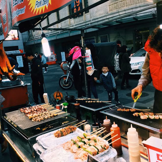 Không chỉ là một khu chợ, Myeong Dong còn là địa điểm quen thuộc trong các bộ phim truyền hình Hàn Quốc mà chúng ta thường xem. Mở cửa từ 10h sáng đến 10h tối, Myeong Dong có tất cả các thứ bạn cần từ các nhà hàng, xe đẩy đồ ăn vặt và các cửa hàng thời trang, mỹ phẩm, cafe. Ảnh: Kien Hoang