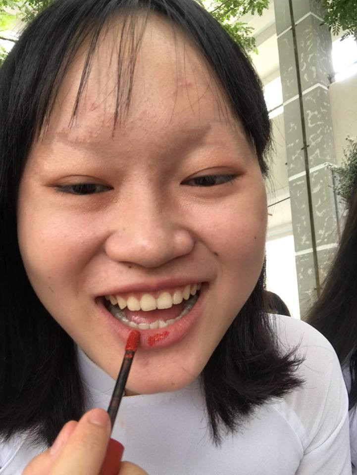 Ngay sau khi ý tưởng xóa lông mày được đưa ra, các bạn học sinh rất đồng lòng với ý tưởng có 1-0-2 là nhờ công nghệ photoshop đỉnh cao giúp che đi chân mày cho bộ ảnh kỉ yếu của lớp mình.