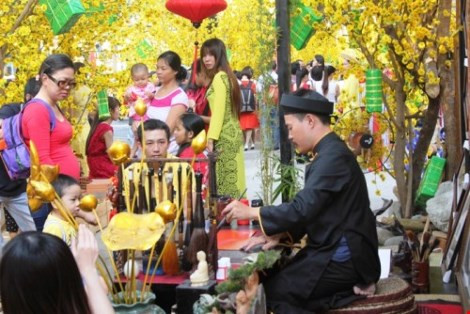 Đó là một cảm nhận rất khác, sâu lắng, ngọt ngào và thi vị. Đặc biệt, bạn cũng có thể xách máy ảnh dạo quanh khu phố cổ để ghi lại những bức hình “hiếm có” tại những khu phố mà ngày thường rất đông đúc như Tạ Hiện, phố Hàng Mã.