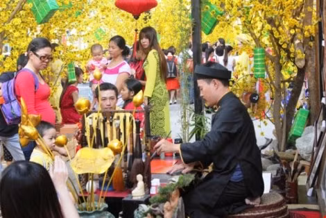 Đó là một cảm nhận rất khác, sâu lắng, ngọt ngào và thi vị. Đặc biệt, bạn cũng có thể xách máy ảnh dạo quanh khu phố cổ để ghi lại những bức hình “hiếm có” tại những khu phố mà ngày thường rất đông đúc như Tạ Hiện, phố Hàng Mã.