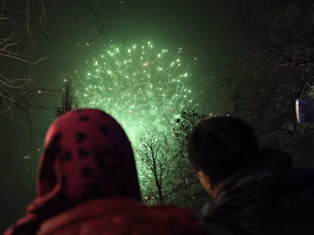 Với những quán cafe này, các bạn có thể vừa thưởng thức đồ uống nóng ở ngoài trời vừa ngắm màn pháo hoa bên cạnh bạn bè, cũng rất thú vị hay ngắm những người đi chơi phố.