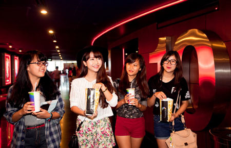 Vào dịp Tết, các rạp phim đều mở cửa từ rất sớm (khoảng mùng 2 Tết) và phục vụ rất nhiều phim hay ở nhiều thể loại như hài, tình cảm, hành động, phim kinh dị. Đây cũng là một ý kiến không tồi dành cho các bạn trẻ trong những ngày được nghỉ lễ.