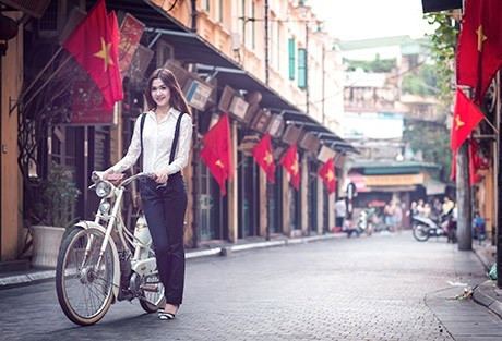 Một thú vui đơn giản và có phần lạ lạ của một số người dân Hà Nội là chạy xe máy dạo phố phường ngày mùng 1 Tết, không ô tô xe máy, không còi xe khói bụi.