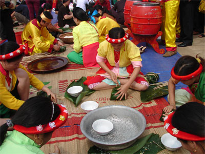 Đến đây các bạn trẻ sẽ được tham gia các trò chơi dân gian trong lễ hội xuân của người dân tộc như đi goòng, chơi quay, ném pao, ném còn..., hay các trò chơi của người Việt như kéo co, đánh đu, đấu vật, pháo đất, nhảy dây, nhảy bao bố, thưởng thức ẩm thực ngày tết.