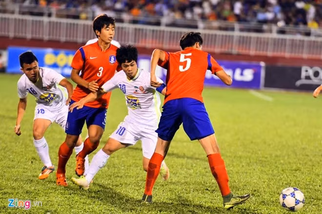 Công Phượng bất lực trước hàng phòng ngự chắc chắn của đội bóng đàn em đến từ xứ sở Kim Chi.