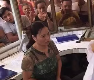 Người phụ nữ giả danh bác sĩ lừa tiền người nhà bệnh nhân tại BV Phụ sản TƯ bị tóm gọn. Ảnh cắt từ clip