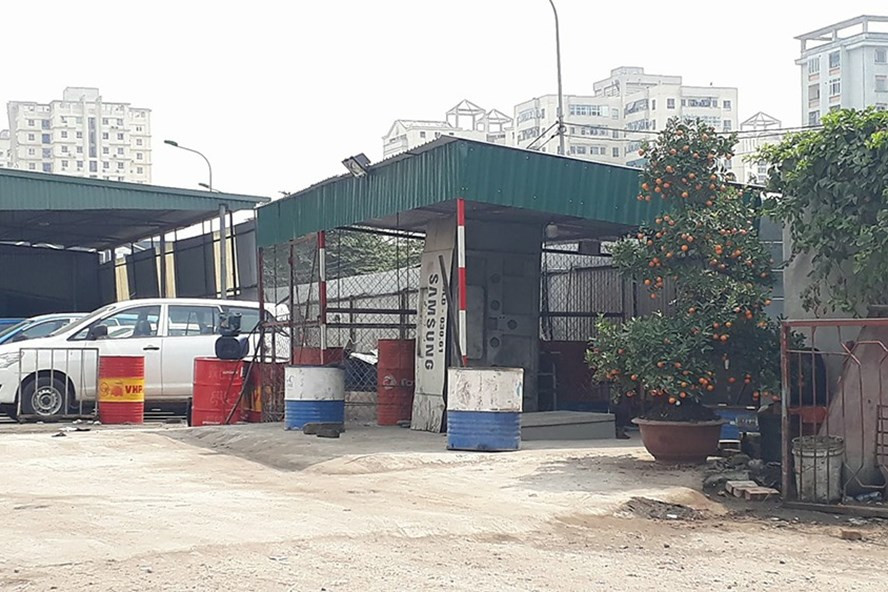 Cây xăng (dầu) lậu đã bị lực lượng chức năng niêm phong và quây kín lại để chờ kết quả kiểm tra, xử lý. Ảnh: PV.