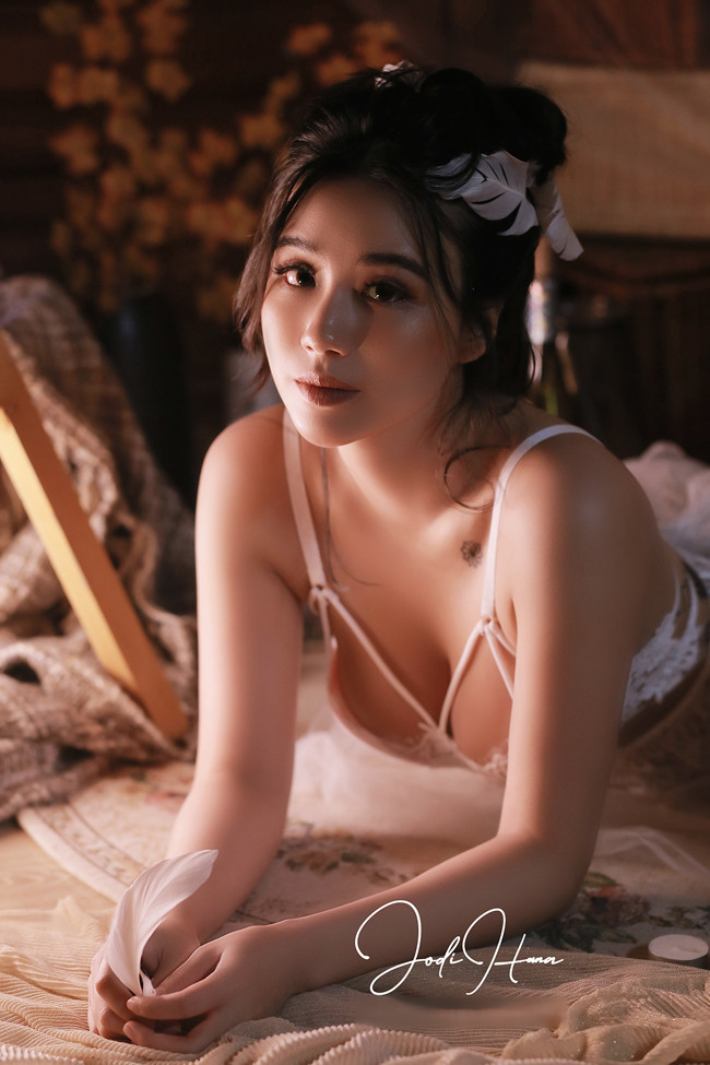 Trước đó không lâu, Linh Miu chia sẻ loạt ảnh chụp màn hình các tin nhắn trên Facebook đề xuất mời biểu diễn với mức giá 100 triệu đồng nhưng địa điểm diễn ở... nhà riêng.