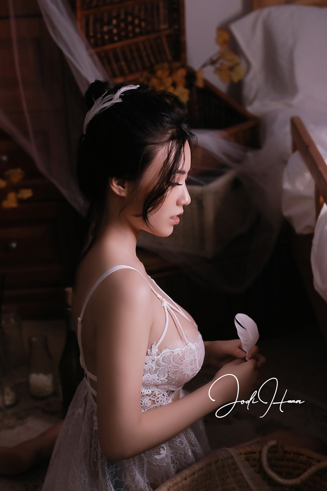 Trước lời lẽ khiếm nhã của những kẻ mất lịch sự hoặc bầu show môi giới trá hình, Linh Miu đồng loạt từ chối bằng câu nói sây cay: "Mang tiền về cho vợ con đi anh nhé".