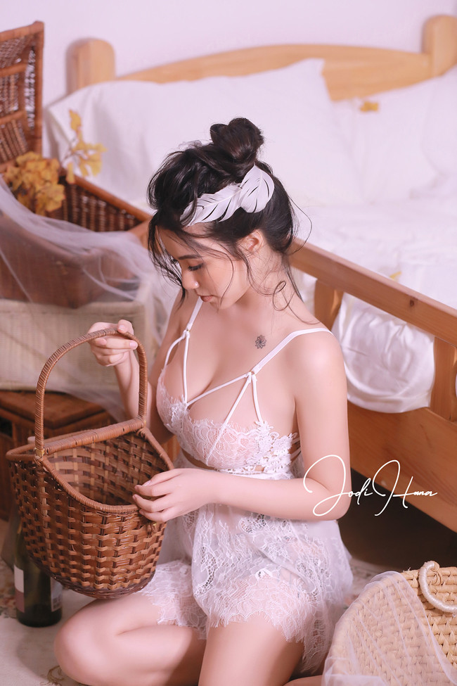 "Ở tuổi 25, tôi thấy mình đã có thể thử sức với những vai diễn có chiều sâu hơn trước, cùng với đó hình ảnh cũng ít nhiều chững chạc và quyến rũ mặn mà hơn", Linh Miu tâm sự.