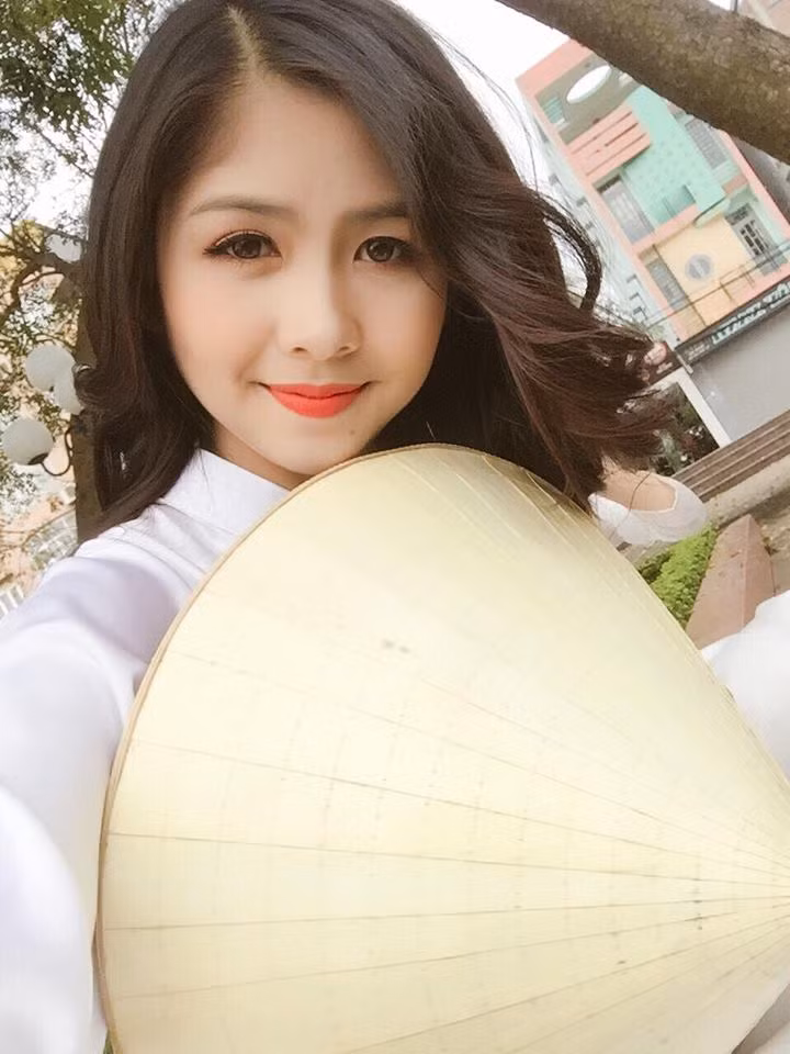 Vẫn giữ nguyên sự nhí nhảnh, đáng yêu của mình trong chiếc áo dài nữ tính, Thanh Thư khiến nhiều người phải nán lại xem bằng hết những bức ảnh chia tay mái trường cấp 3 của mình.