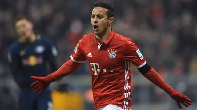 Alcantara từ chối trở lại Barca: Cách đây ít hôm, Cadena SER cho hay Barcelona đang lên kế hoạch chiêu mộ người cũ của mình là Thiago Alcantara từ Bayern Munich. Tuy nhiên, có lẽ mọi chuyện không đơn giản đến vậy với Barca, khi báo chí Đức cho hay Thiago không hề muốn quay lại thi đấu cho Barca, bởi vai trò của anh đang ngày một trở nên quan trọng tại Allianz Arean, nhất là sau sự ra đi của Xabi Alonso. Cũng theo đó, Thiago sẽ sớm đặt bút ký vào bản hợp đồng có thời hạn đến năm 2021 cùng Hùm xám. Ảnh: AS.