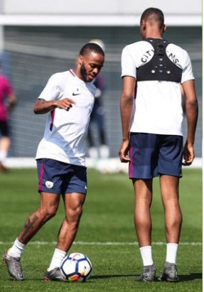 Cũng chính vì hình xăm khẩu súng M16 này mà không ít CĐV không chỉ của nước Anh và còn là trên khắp thế giới tỏ thái độ không hài lòng vì cho rằng hình xăm này của Sterling mang tính chất bạo lực rất cao.