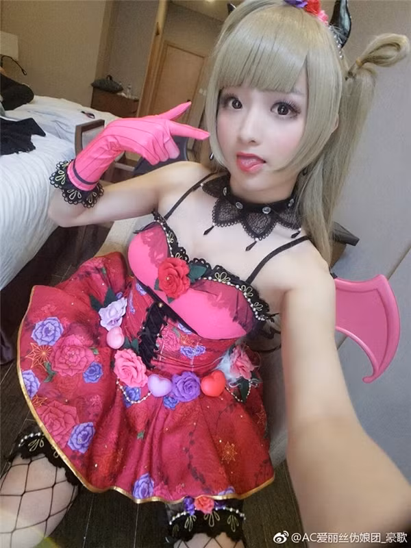 Theo nhiều người nhận xét, nếu không chơi và theo dõi Hào Ca, nhiều người sẽ tin rằng anh chàng này là một cô gái đích thực bởi cách trang điểm có khả năng đánh lừa thị giác của anh chàng này đã đạt đến cảnh giới "tối thượng"